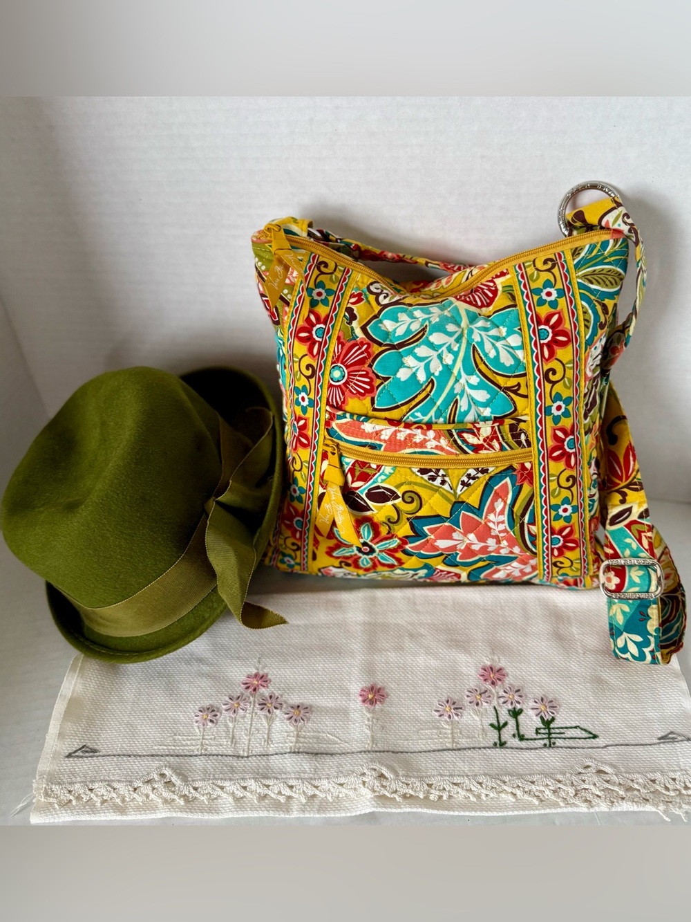 Vera Bradley Provençal pattern Quilted Floral Crossbody - Picture 1 of 7